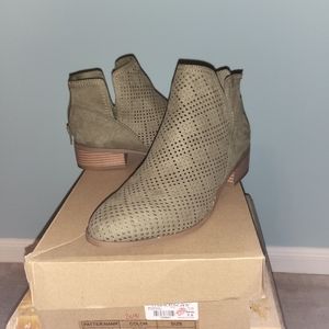 Francesca's Olive Suede Booties!